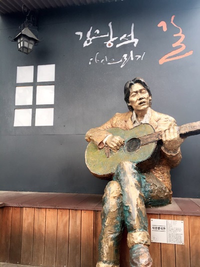 대구 김광석 거리 입구에 설치된 그의 동상