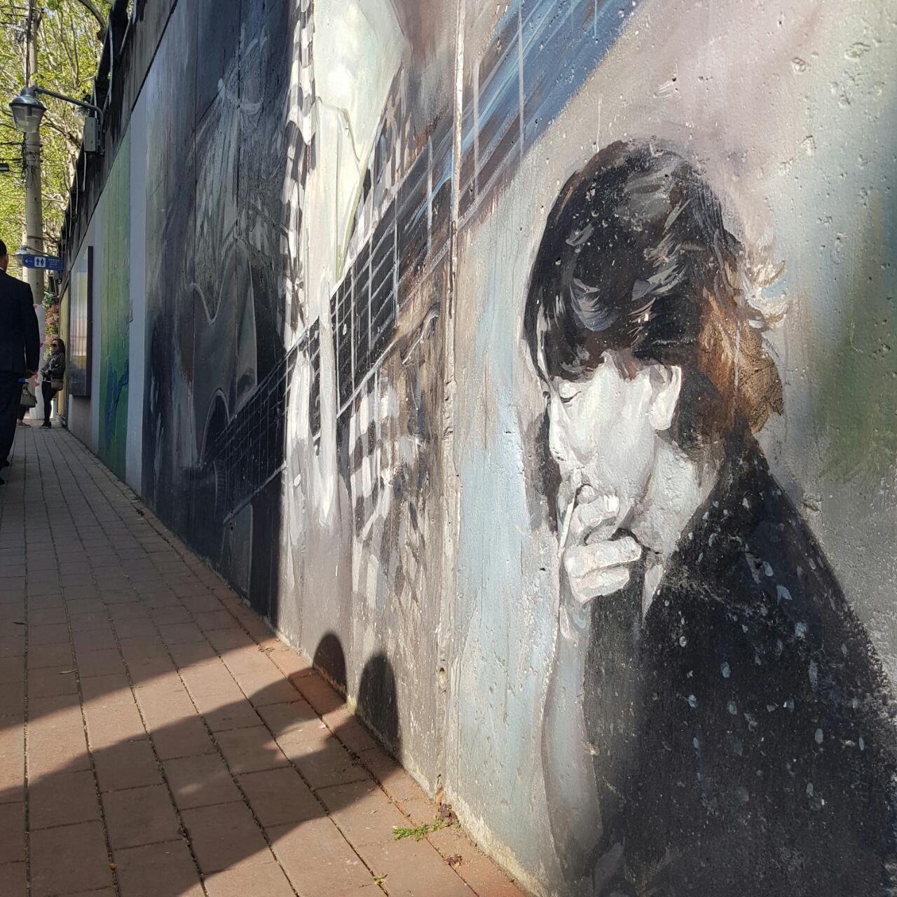 김광석 거리에서 기자가 제일 좋아하는 벽화. 담배를 문 그의 젖은 눈빛이 쉽게 잊혀지지 않는 그림이다.