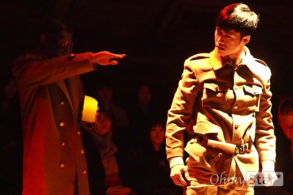 연극 <벙커 트릴로지> 중 '맥베스' 사진 지난 12월 13일, 서울 대학로 홍익대아트센터 소극장에서 진행된 연극 <벙커 트릴로지>의 프레스콜 이미지. 총 3부작으로 구성된 <벙커 트릴로지>의 마지막은, 셰익스피어의 동명 비극에서 따온 '맥베스'이다. 제1차 세계대전이 거의 끝나가던 때, 소모품으로 병사들이 전락하던 시절. 더 넓은 개활지를 차지하기 위해 의미없이 치열한 전투가 반복되고 있었다. 그리고 한 장교가, 우연히 콘월 대대의 지휘를 맡게 되는데….