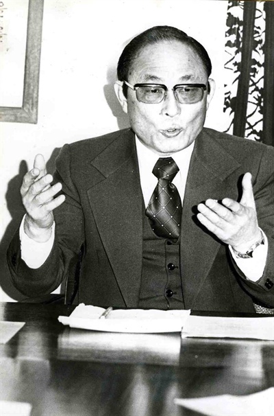 1977년 1월 19일 열린 새마을 국민운동본부 발족 기자회견에 나선 최태민 총재. 
