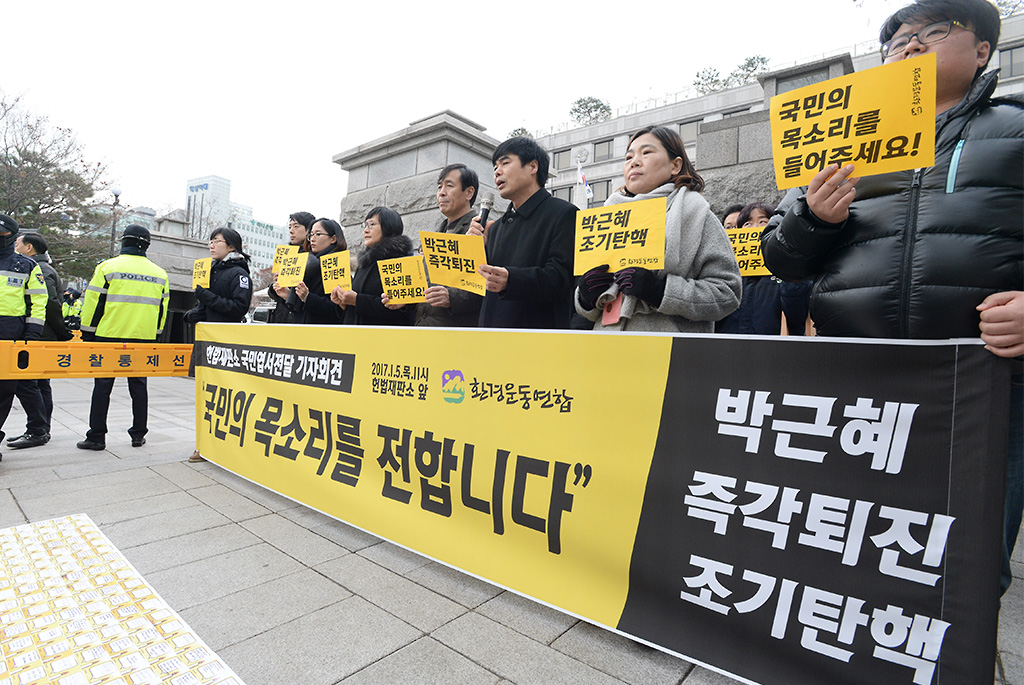 환경운동연합 관계자들이 5일 오전 서울 종로구 재동 헌법재판소 정문앞에서 '박근혜 조기탄핵인용 결정을 요구하는 국민엽서 전달' 기자회견를 열고 "이 나라의 국민들이 자부심을 갖고 살아갈 수 있도록 헌법재판소가 박근혜 탄핵인용 결정을 조속히 내려달라"고 촉구하고 있다.