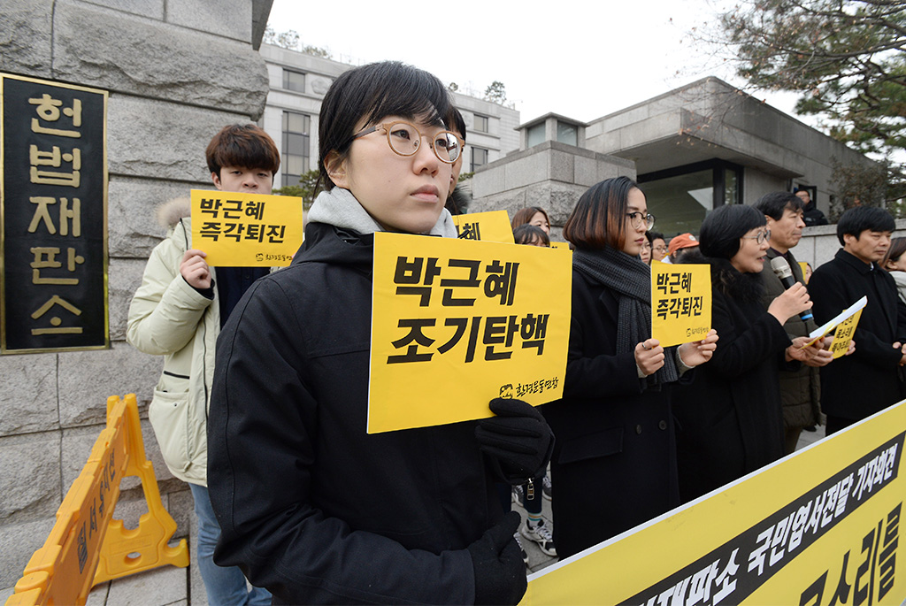 환경운동연합 관계자들이 5일 오전 서울 종로구 재동 헌법재판소 정문앞에서 '박근혜 조기탄핵인용 결정을 요구하는 국민엽서 전달' 기자회견를 열고 "이 나라의 국민들이 자부심을 갖고 살아갈 수 있도록 헌법재판소가 박근혜 탄핵인용 결정을 조속히 내려달라"고 촉구하고 있다.