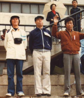 모의올림픽개회식 때(오른쪽부터 김 아무개, 한함윤 선생, 기자. 1978. 10.) 