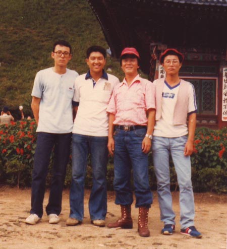 1980년 수학여행 당시 월정사에서 제자들과(왼쪽부터 박종익, 이병권, 기자, 이희태 군)