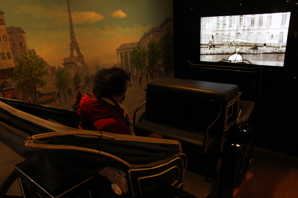 산청 남사 예담촌에 있는 <유림독립운동기념관> 내에는 프랑스 파리에 독립호소문을 보낸 당시를 마차에 앉아 영상물로 관람할 수 있도록 꾸며져 있다.
