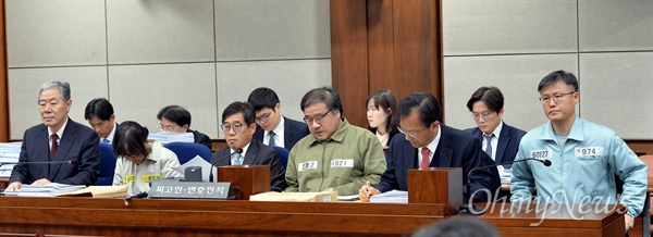 ‘비선실세 국정농단’ 사태의 핵심인 최순실, 안종범 전 청와대 정책조정수석, 정호성 전 부속비서관이 5일 오후 서울중앙지법 대법정에서 형사합의22부(김세윤 부장판사) 심리로 열린 첫 공판기일에 피고인 신분으로 출석하고 있다. 국정농단 사태 관련 세 사람이 한 자리에 선 건 이번이 처음이다.