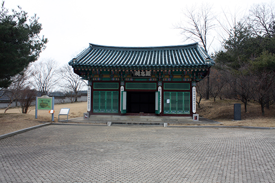 현충사 구본전 현충사에서는 구사당(구본전), 신사당(본전), 옛집, 충무공이순신기념관을 꼭 둘러보아야 한다. 사진은 그 중 하나인 구본전(구사당)이다.