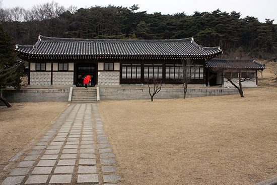 현충사 경내 이순신 고택 현충사에서는 구사당(구본전), 신사당(본전), 옛집, 충무공이순신기념관을 꼭 둘러보아야 한다. 사진은 그 중 하나인 옛집(이순신 고택)이다.