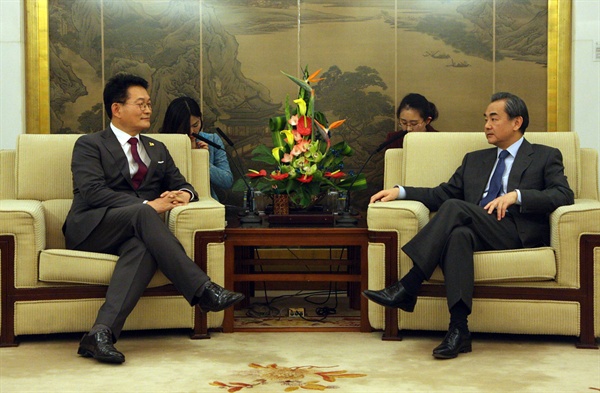 왕이 중국 외교부장이 4일 베이징 외교부 감람청에서 송영길 의원(왼쪽) 등 민주당 의원 7명을 만나 사드 문제 등을 논의하고 있다. 