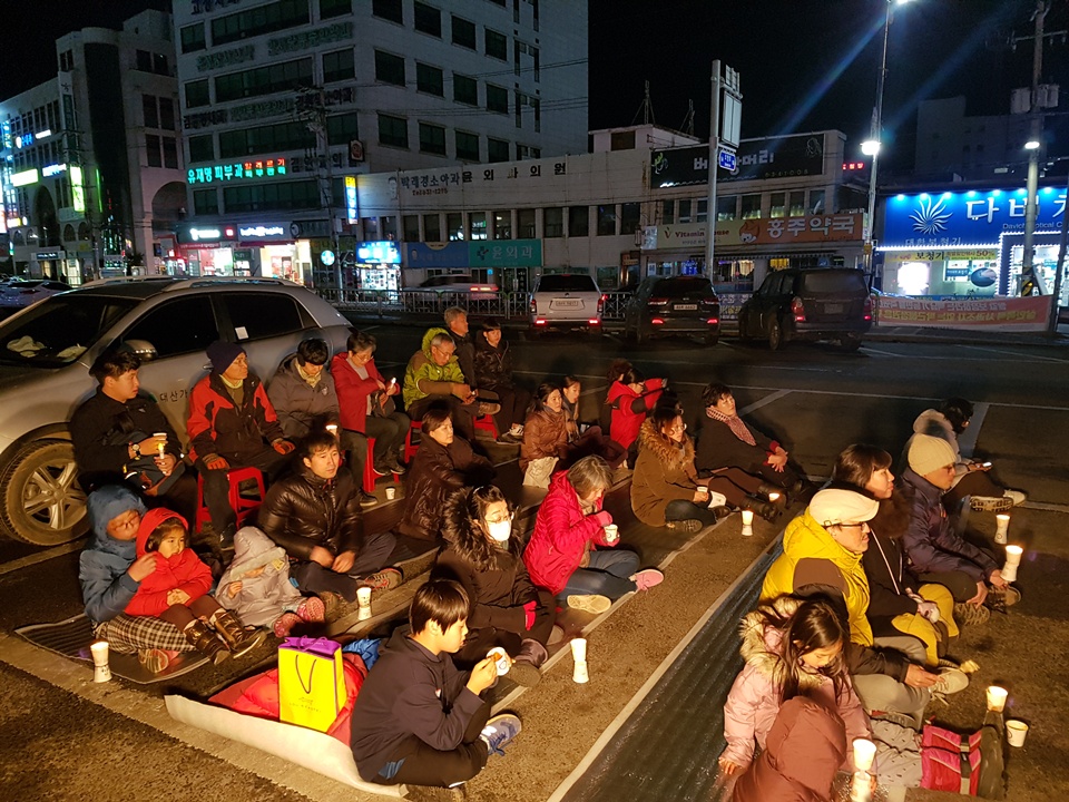 '세월호 1000일 추모 촛불집회'에 참가한 홍성군민이 촛불을 들고 있다
