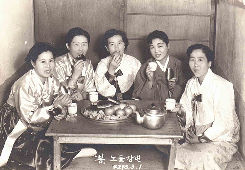 어머니 젊은 시절 친구들과 함께(맨 왼쪽이 어머니)