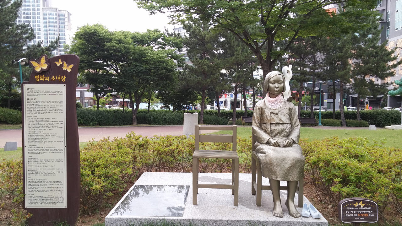 지난 2015년 3월 1일 울산 남구 신정동 울산대공원 동문 광장 입구에 건립된 울산 '평화의 소녀상'. 소녀상을 건립한 시민사회가 부산 소녀상에 대한 일본 태도에 발끈하고 나섰다