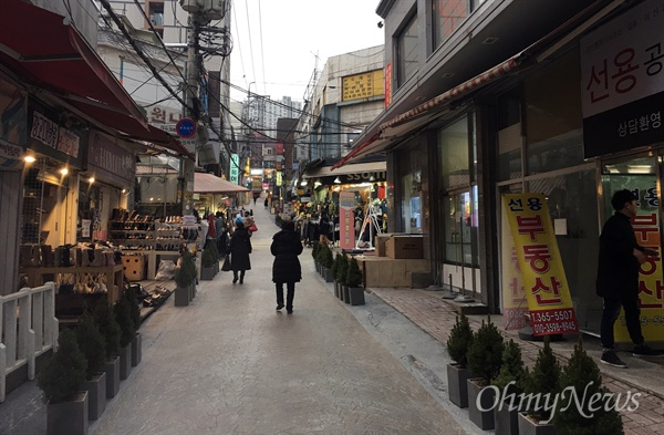 이화여대 앞 상가 골목. 연말임에도 손님이 많지 않다. 이대 앞 상인들은 이 상권을 되살리기 위해 점포 앞에 화분을 놓고 시설을 재정비하는 등 노력을 기울이고 있다. 