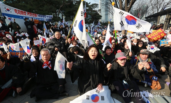 7일 오후 서울 강남구 한국종합무역센터(코엑스) 앞에서 열린 박근혜 대통령 탄핵반대 집회에 참석한 목회자들이 태극기를 흔들며 대통령 탄핵 기각을 요구하고 있다.