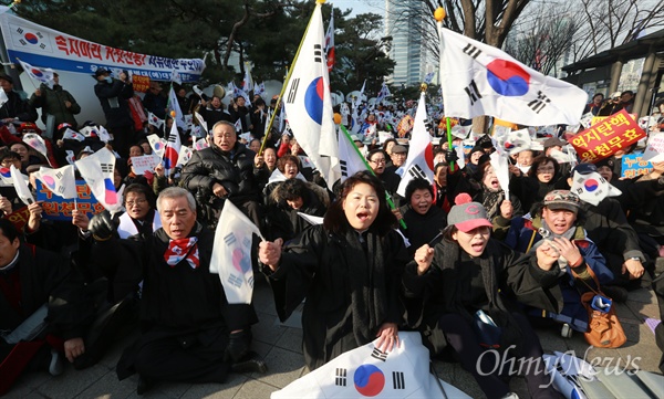 "박근혜 탄핵 반대한다" 7일 오후 서울 강남구 한국종합무역센터(코엑스) 앞에서 열린 박근혜 대통령 탄핵반대 집회에 참석한 목회자들이 태극기를 흔들며 대통령 탄핵 기각을 요구하고 있다.