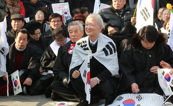 박근혜 대통령 탄핵심판 법률대리인인 서석구 변호사가 7일 오후 서울 강남구 한국종합무역센터(코엑스) 앞에서 열린 박근혜 대통령 탄핵반대 집회에 참석해 박 대통령 탄핵 기각을 요구하고 있다.