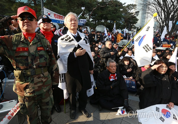 박근혜 대통령 탄핵 반대 집회 참석한 서석구 변호사 7일 오후 서울 강남구 한국종합무역센터(코엑스) 앞에서 열린 박근혜 대통령 탄핵반대 집회에 참석한 박근혜 대통령 탄핵심판 법률대리인인 서석구 변호사와 보수단체 회원, 시민들이 국민의례를 하고 있다.