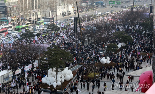 강남에 모인 박근혜 탄핵 반대 맞불집회 7일 오후 서울 강남구 한국종합무역센터(코엑스) 앞에서 열린 박근혜 대통령 탄핵반대 집회에 참석한 수많은 보수단체 회원들과 시민들이 대통령 탄핵 기각을 요구하고 있다.