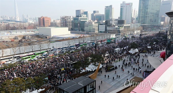 7일 오후 서울 강남구 한국종합무역센터(코엑스) 앞에서 열린 박근혜 대통령 탄핵반대 집회에 참석한 수많은 보수단체 회원들과 시민들이 대통령 탄핵 기각을 요구하고 있다.