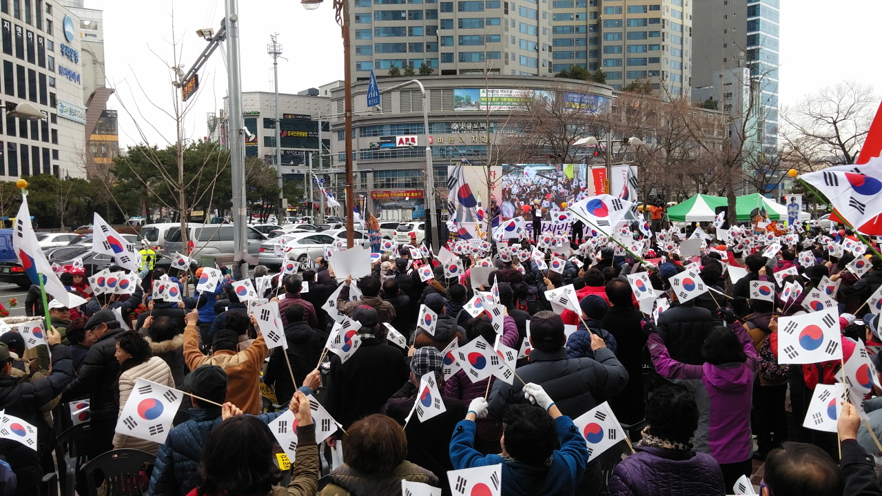 7일 오후 1시부터 울산 남구 삼산동 롯데백화점 앞 광장에서 박사모가족 등 보수단체들이 맞불집회를 열었다. 