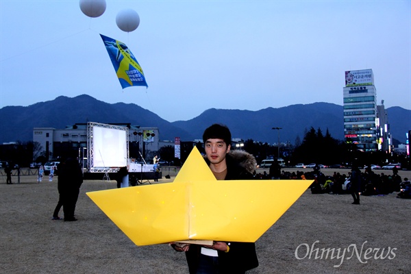 7일 오후 창원광장에서 열린 '박근혜퇴진 제11차 경남시국대회'에 참가자들이 '세월호 1000일'을 의미하며 한 참가자가 노란색으로 만든 '세월호 배'를 들고 나왔다.