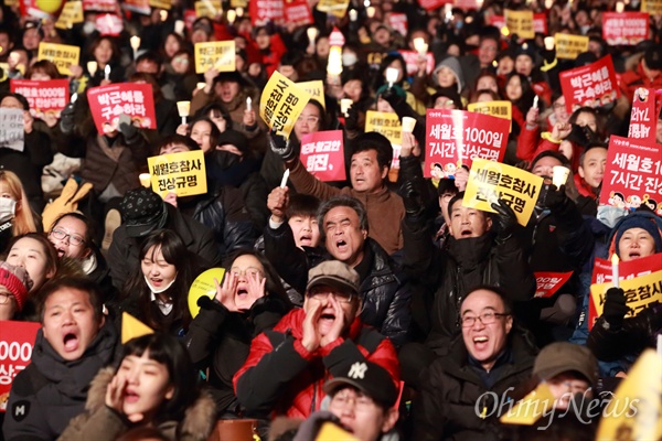 지난 7일 오후 서울 광화문광장에서 열린 ‘세월호참사 1천일, 박근혜 즉각퇴진, 황교안 사퇴, 적폐청산 11차 범국민행동의 날’ 촛불집회에서 시민들이 세월호 인양과 제대로 된 진상규명을 촉구하고 있다.