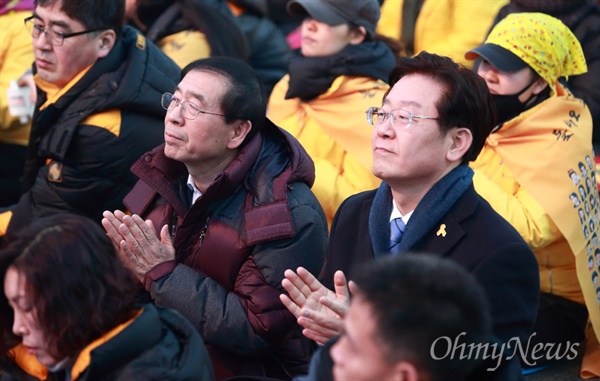 촛불집회 참석한 박원순, 이재명 시장 박원순 서울시장과 이재명 성남시장이 7일 오후 서울 광화문광장에서 열린 ‘세월호참사 1천일, 박근혜 즉각퇴진, 황교안 사퇴, 적폐청산 11차 범국민행동의 날’ 촛불집회에 참석하고 있다.