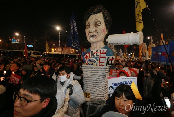 박근혜 대통령 모형에 미용 주사기 등장 7일 오후 서울 종로구 광화문광장에서 열린 '세월호참사 1천일, 박근혜 즉각퇴진, 황교안 사퇴, 적폐청산-11차 범국민행동의 날'에 참석한 시민들이 박 대통령의 미용 주사 시술 의혹을 풍자하며 청와대로 행진을 벌이고 있다.