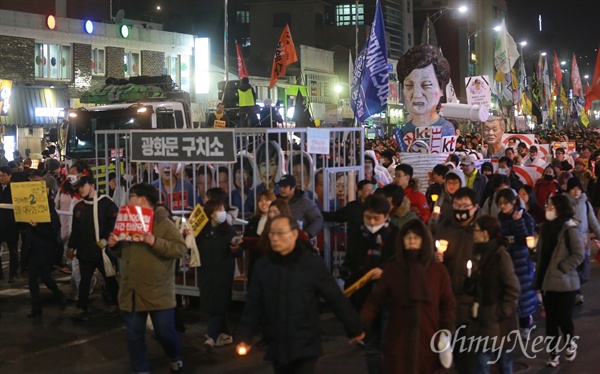 "세월호참사의 주범 박근혜는 퇴진하라" 7일 오후 서울 종로구 광화문광장에서 열린 '세월호참사 1천일, 박근혜 즉각퇴진, 황교안 사퇴, 적폐청산-11차 범국민행동의 날'에 참석한 시민들이 박 대통령의 즉각 퇴진과 세월호참사 진상규명을 촉구하며 청와대로 행진을 벌이고 있다.