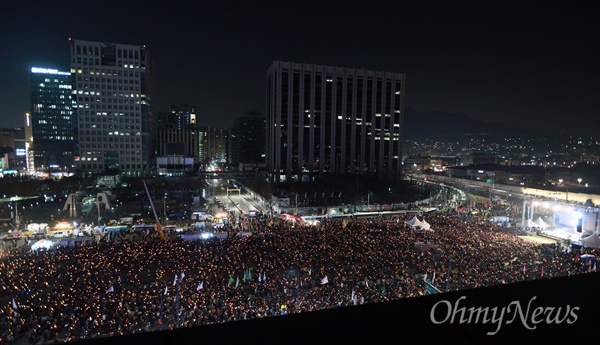 수많은 시민들이 7일 오후 서울 종로구 광화문광장에서 열린 '세월호참사 1천일, 박근혜 즉각퇴진, 황교안 사퇴, 적폐청산-11차 범국민행동의 날'에 참석해 박 대통령의 즉각 퇴진과 세월호참사 진상규명을 촉구하고 있다.