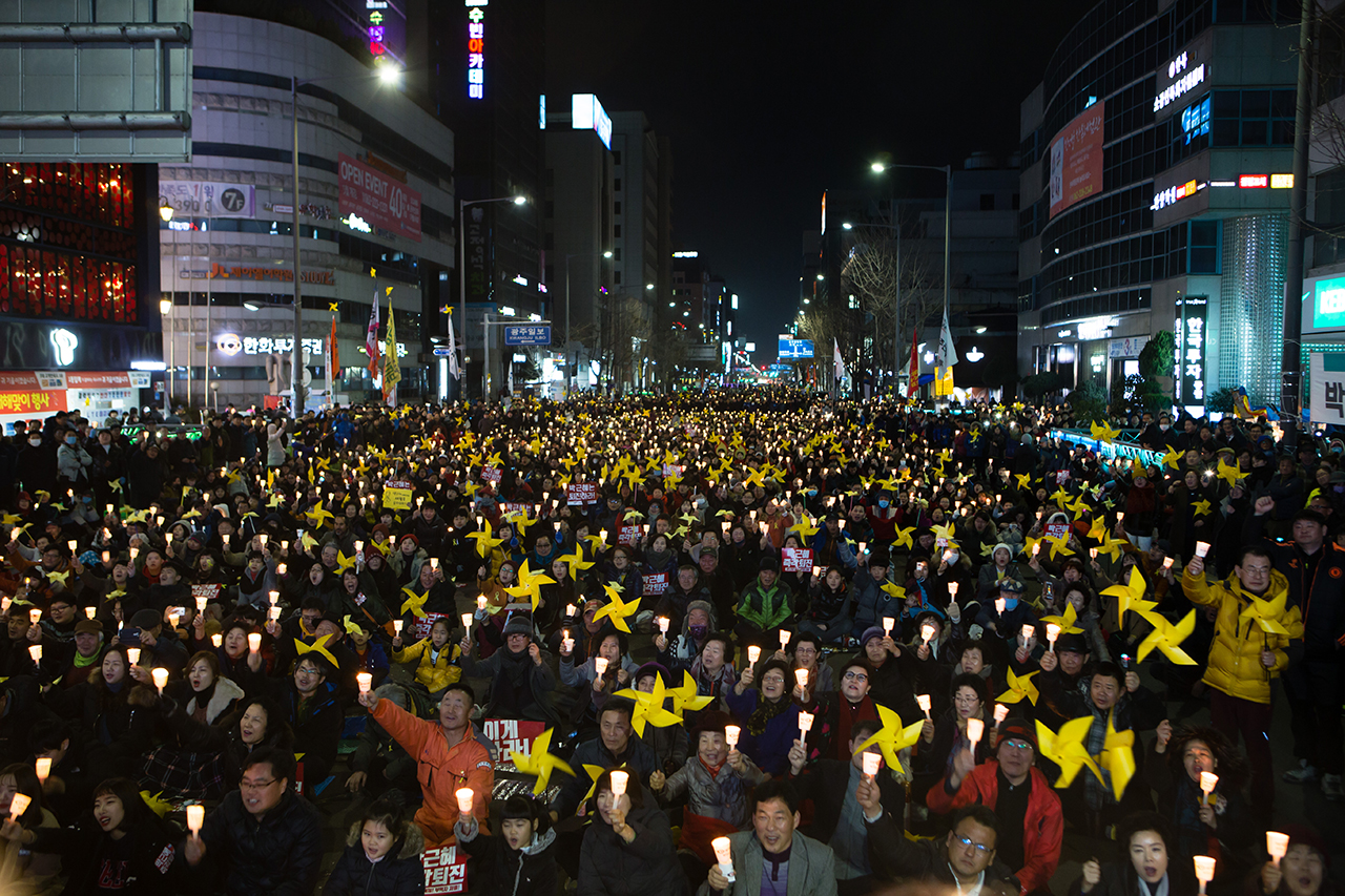 7일(토) 6시 광주 동구 금남로에서는 ‘세월호 1000일의 기다림, 박근혜 퇴진 11차 광주시국촛불집회’가 열렸다.