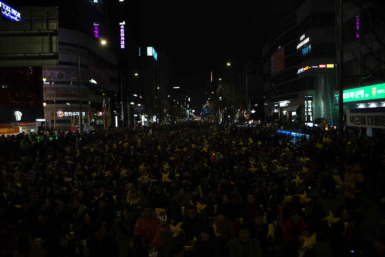 ‘세월호 1000일의 기다림, 박근혜 퇴진 11차 광주시국촛불집회' 7시 소등