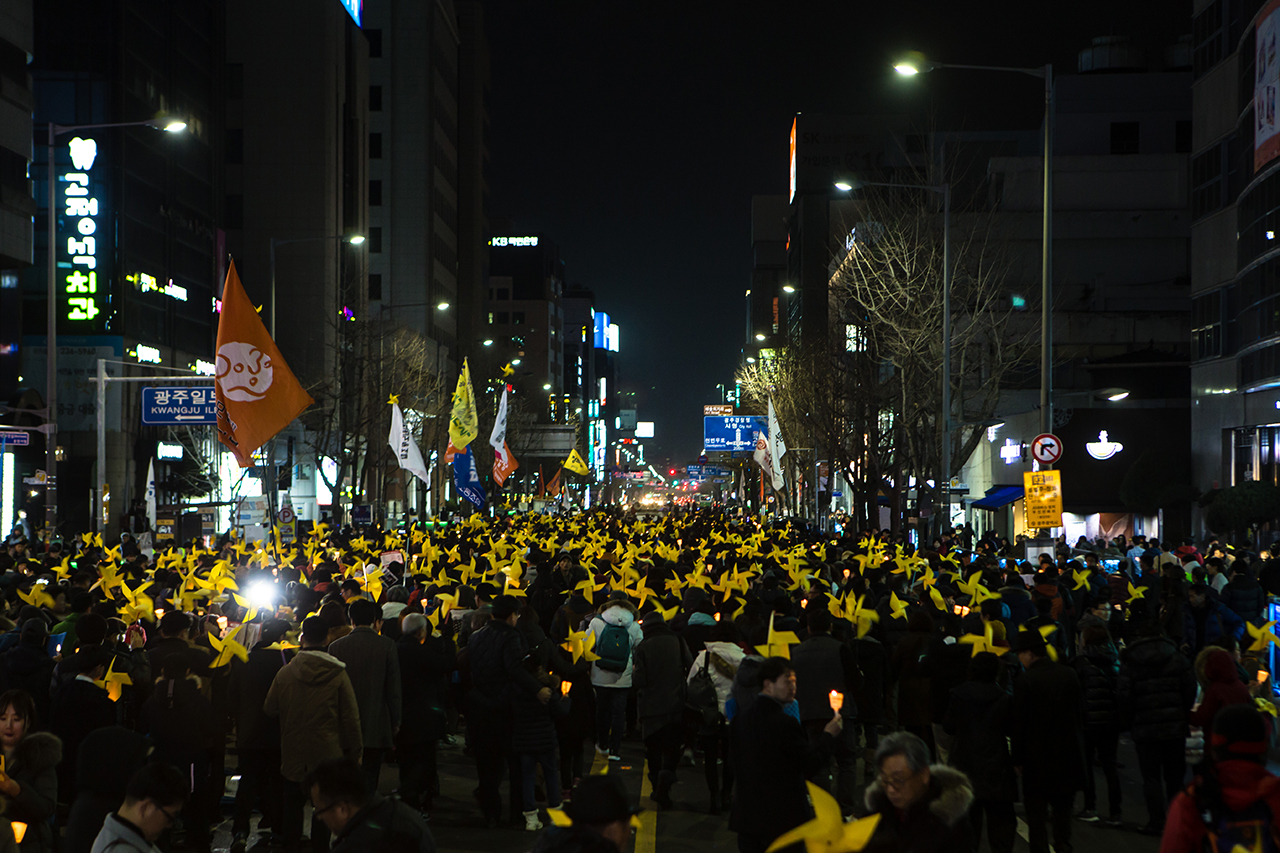 ‘세월호 1000일의 기다림, 박근혜 퇴진 11차 광주시국촛불집회’ 거리행진