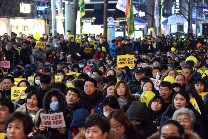 세월호 가족들의 발언을 경청하는 참가자들
