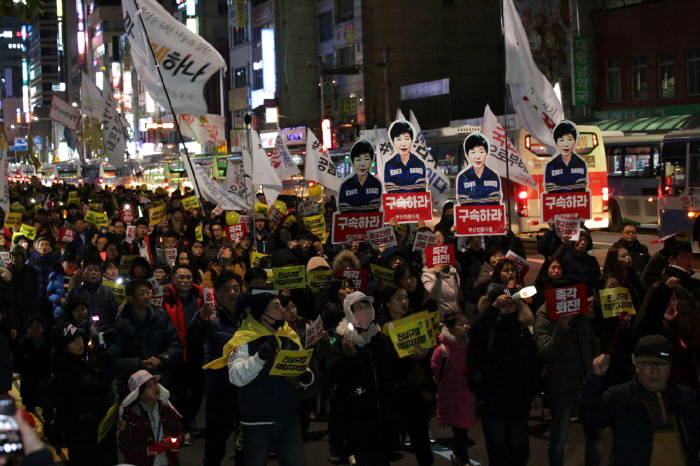 박근혜 구속을 촉구하는 조형물을 들고 행진하는 참가자들 
