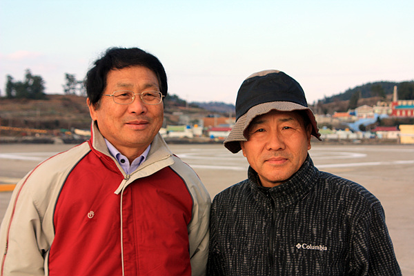 섬 전문가이자 목포대학교 도서문화연구원인 이재언(왼쪽)씨와 규포 교회목사이자 마을 이장인 명이복씨 모습  