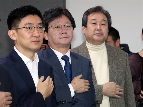 개혁보수신당(가칭) 김무성 의원(오른쪽)과 유승민 의원(가운데)이 8일 오전 국회 의원회관에서 열린 당명채택회의에서 국기에 대한 경례를 하고 있다. 