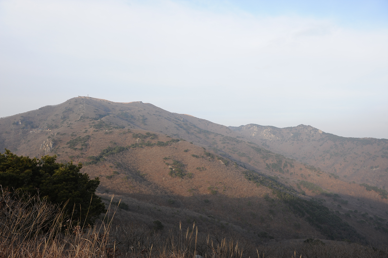 눈앞에 나타난 천성산(왼쪽)과 천성산 제2봉(오른쪽). 다음번 종주 때 오를 구간이다.