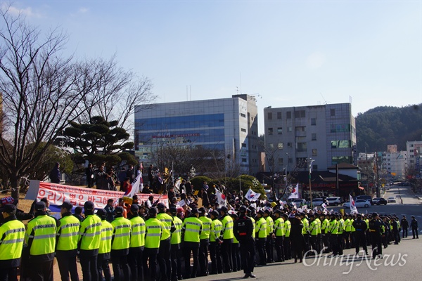 대통령 탄핵기각을 위한 국민총궐기 운동본부(탄기각) 경북지부와 박사모 등 보수단체 회원 300여 명은 8일 오후 구미시청 앞에서 문재인 더불어민주당 전 대표의 방문을 비난하며 집회를 갖고 있다.