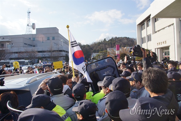  문재인 민주당 전 대표가 8일 오후 구미시청에서 기자간담회를 갖고 떠나려 하자 보수단체 회원들이 문 전 대표의 차를 막고 시위를 벌이고 있다.