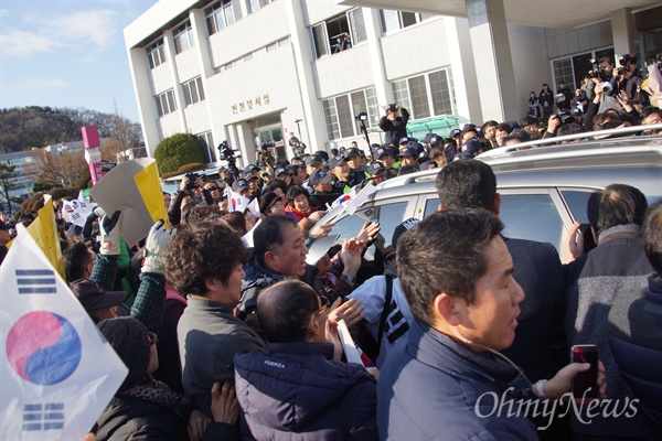  문재인 민주당 전 대표가 8일 오후 구미시청에서 기자간담회를 갖고 떠나려 하자 보수단체 회원들이 문 전 대표의 차를 막고 시위를 벌이고 있다.