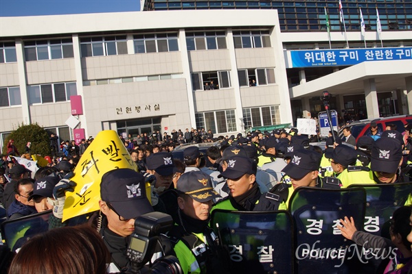 문재인 민주당 전 대표가 8일 오후 구미시청에서 기자간담회를 갖고 떠나려 하자 보수단체 회원들이 문 전 대표의 차를 막고 시위를 벌이고 있다.