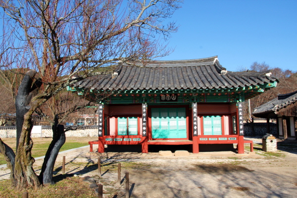  산천재는 명종 16년(1561년) 남명 선생이 제자들에게 학문을 가르친 곳으로 산천(山天)은 ‘굳세고 독실한 마음으로 공부하여 날로 덕을 새롭게 한다’는 의미다.