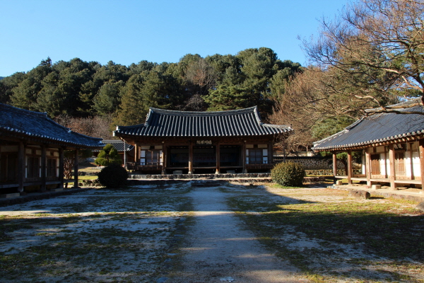  덕천서원에 들어서면 정면 5칸, 측면 2칸 규모의 팔작지붕집의 경의당이 보인다. 경의당을 가운데 두고 좌우에 유생들이 기거하는 동재와 서재가 있다. 경의당 중앙에 대청이 있고 양쪽으로 툇마루와 난간이 달린 2개의 작은 방이 있다. 