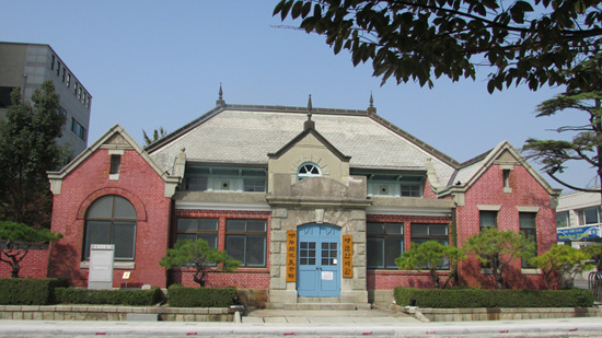 군산세관  일본제국주의의 수탈의 상징이다. 서울역사와 한국은행본점건물과 같은 양식으로 국내 현존하는 서양 고전주의 3대 건축물 중 하나이다.
