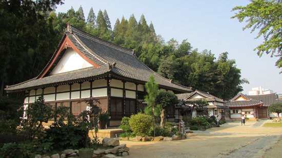  우리나라에 남아 있는 유일한 일본식 사찰이다.