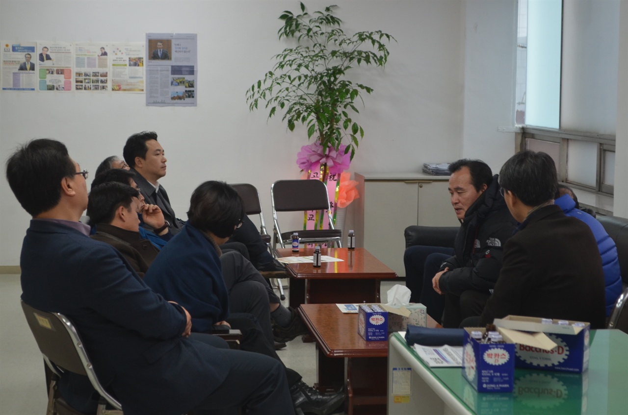 조이환(사진 왼쪽 첫번째) 원내대표를 비롯한 민주당 충남도의원들이 당정협의회를 갖고 있다.