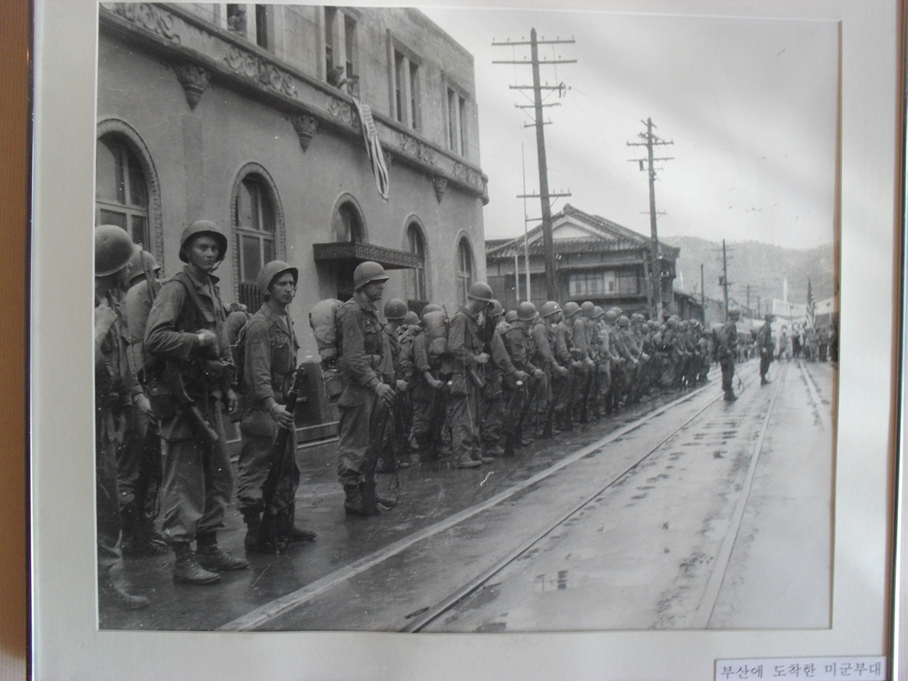 미국이 제3단계에 진입한 지 얼마 뒤인 1950년 부산 시내에 상륙한 미군. 부산시 서구 부민동의 임시수도기념관에서 찍은 사진.  