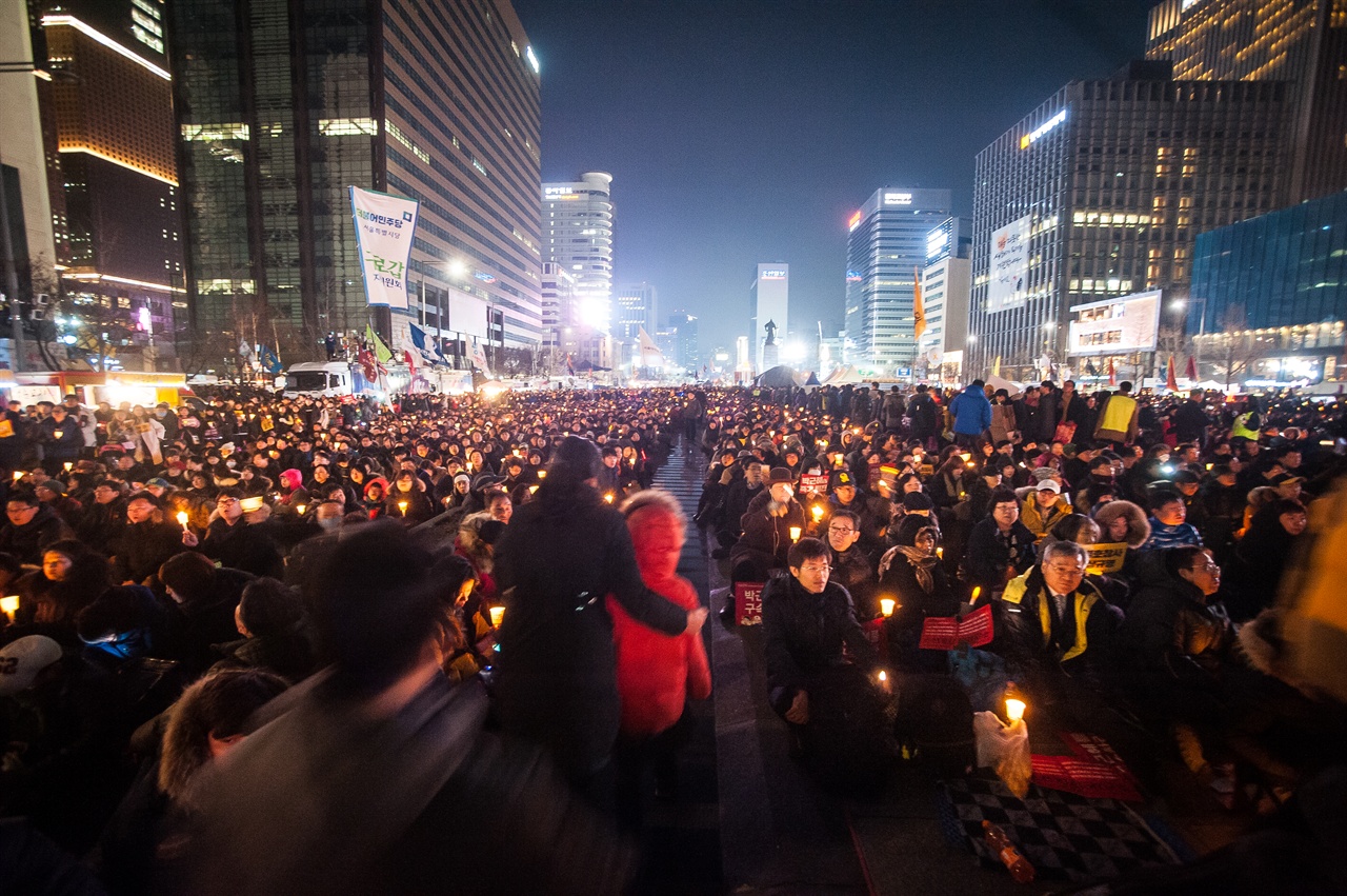 2017년 1월 7일, 촛불이 가득한 광화문 광장 세월호 참사 1000일을 이틀 앞둔 1월 7일에는 많은 시민들이 촛불을 들고 광화문 광장에 모였다. 시민들이 광장에 앉아 촛불을 들고 추모제에 참여하고 있다.