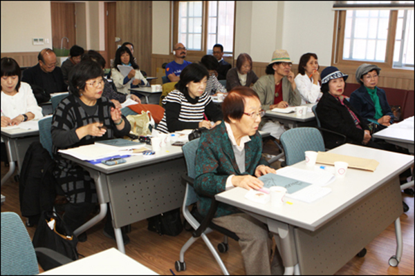 2013년 10월 22일 서대문형무소역사관 강의실에서 항일여성독립운동가에 대한 강의를 듣는 고려박물관 조선여성사연구회 회원들 